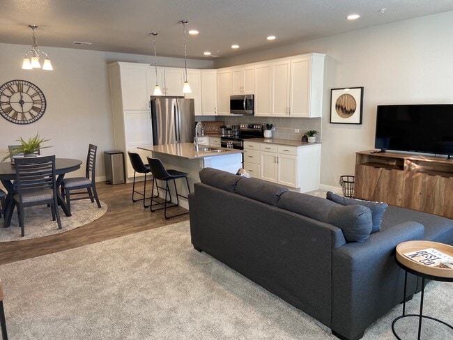 Amplio salón y cocina - 4115 N Park Dr