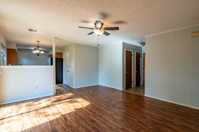 Building Photo - Stunning 3 Bed 1 Bath in amazing area