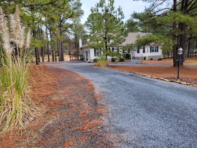 Circle driveway with 2 car garage - 101 Huntington Ct