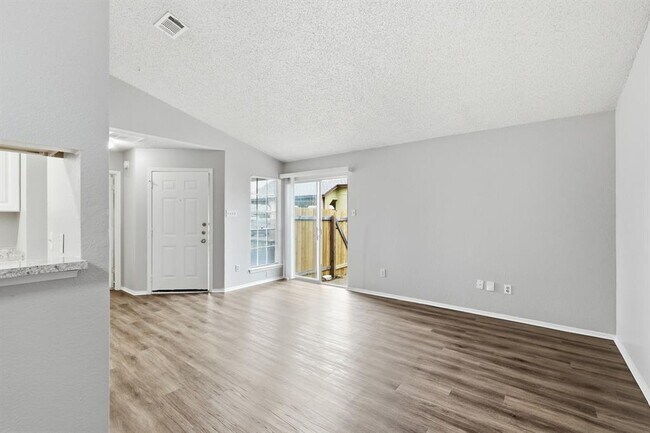 Foto del edificio - 2131 Andover Dr