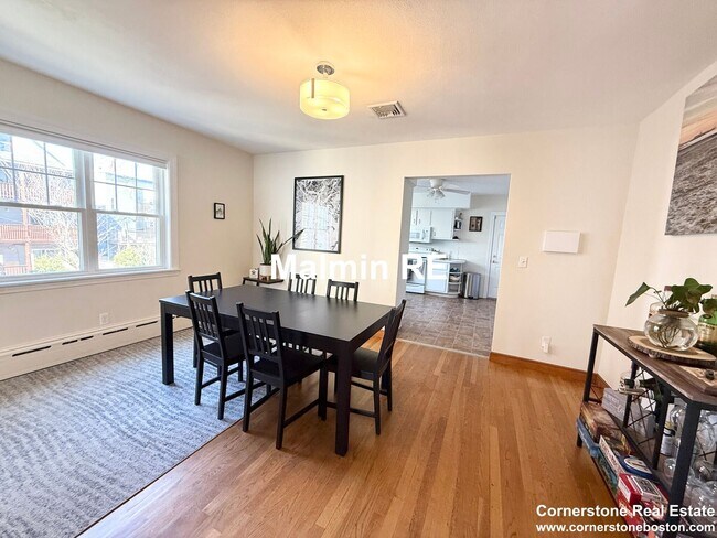 Foto del edificio - SOUTH BOSTON 2BED / 1.5 BATH WITH 1 PARKING SPOT!  GREAT EAST SIDE LOCATION