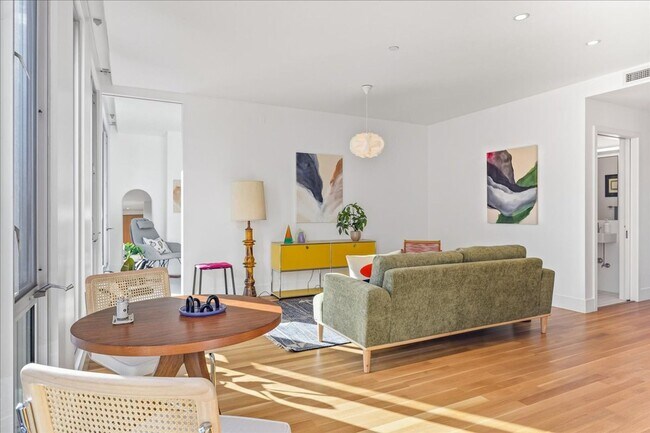 Foto del edificio - 937 Condos - South Facing 2 bed/2 bath w/parking/storage/concierge/all utilities except electrici...