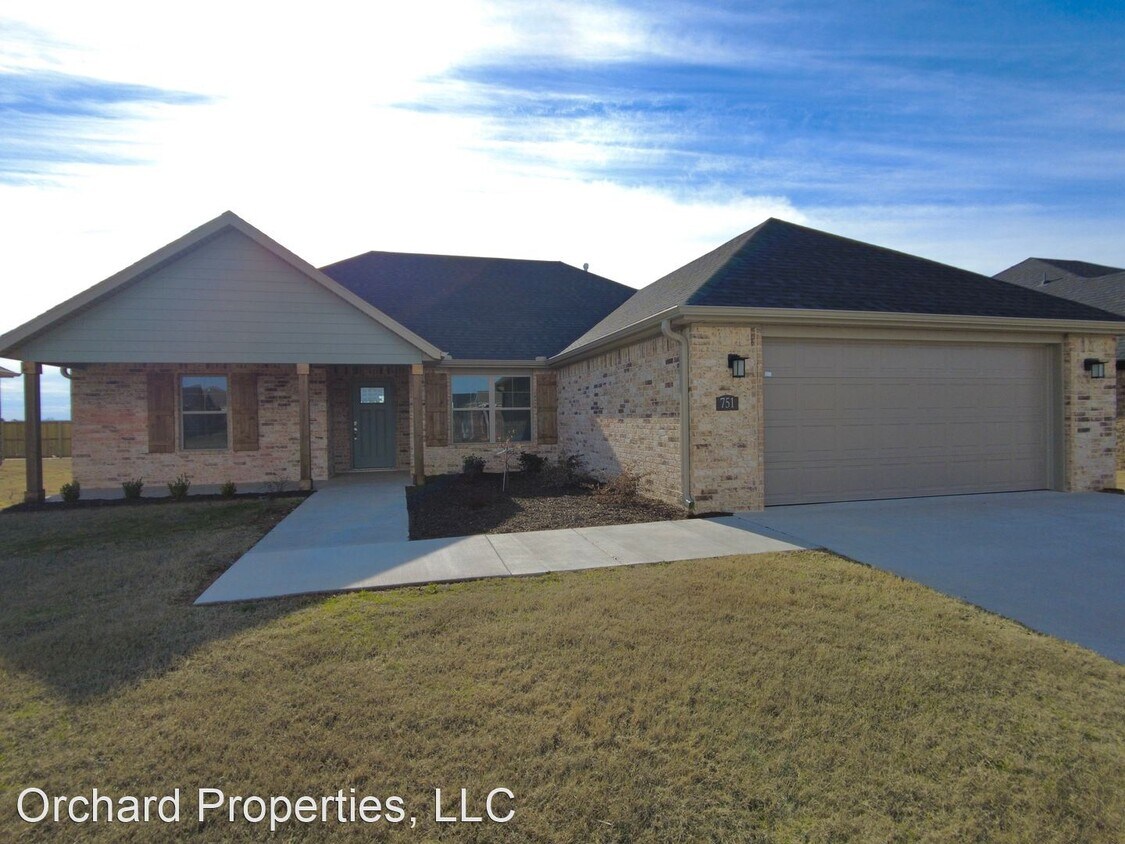 Foto principal - 4 br, 2 bath House - 751 Woodplains Ave.