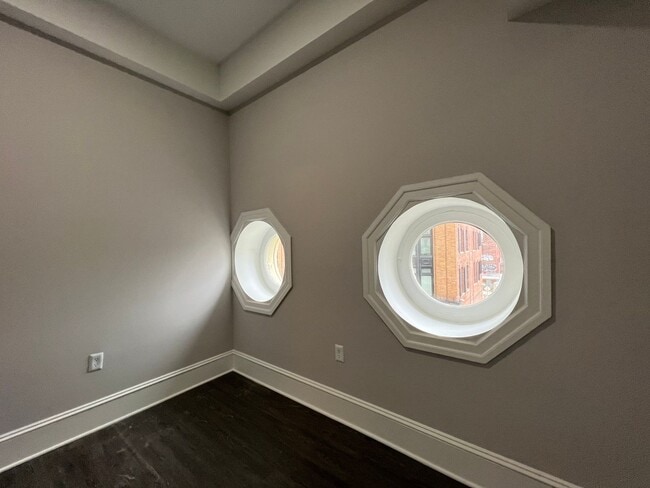 Interior Photo - 306 W Franklin