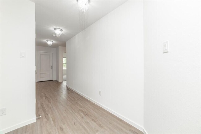 Building Photo - 1619 Red Oak Dr