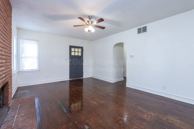 Foto del edificio - 102 W Zimmerly St