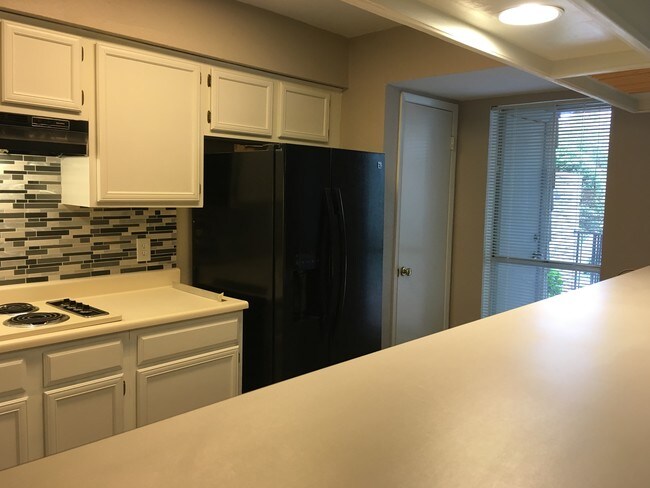 Foto del edificio - 7510 Holly Hill Dr