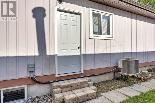 Building Photo - 336 Tulip Crescent