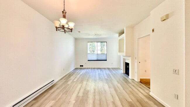 Building Photo - Bright + Spacious First-Floor Condo in Par...