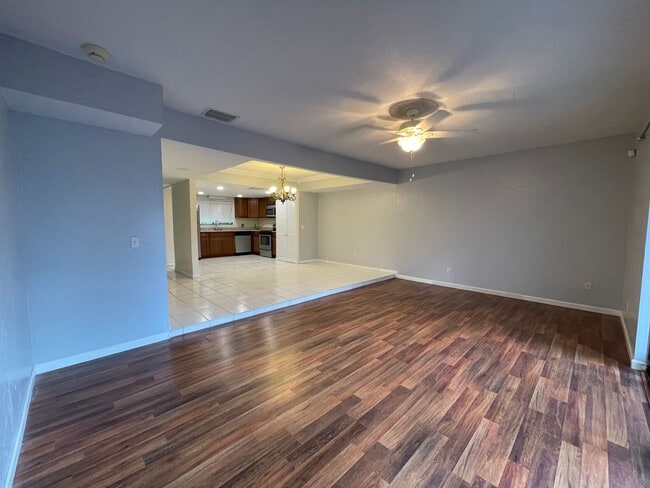 Building Photo - 710 Raymond Cir