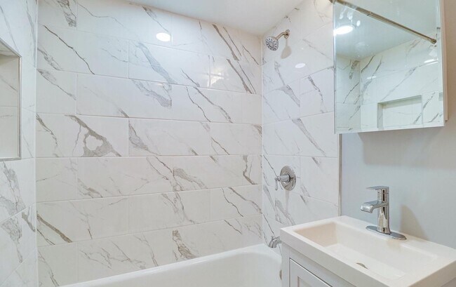 Building Photo - Private room in 2 bedroom Alexandria Apart...