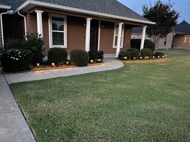 Building Photo - 212 Hoover Dr