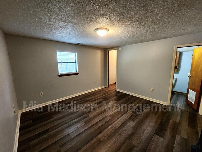 Foto del edificio - 40 1/2 Wesley St Lower