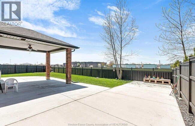 Building Photo - 1099 Vincent Cres