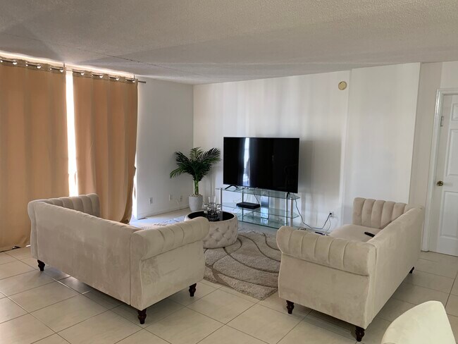 Living room - 137 Golden Isles Dr
