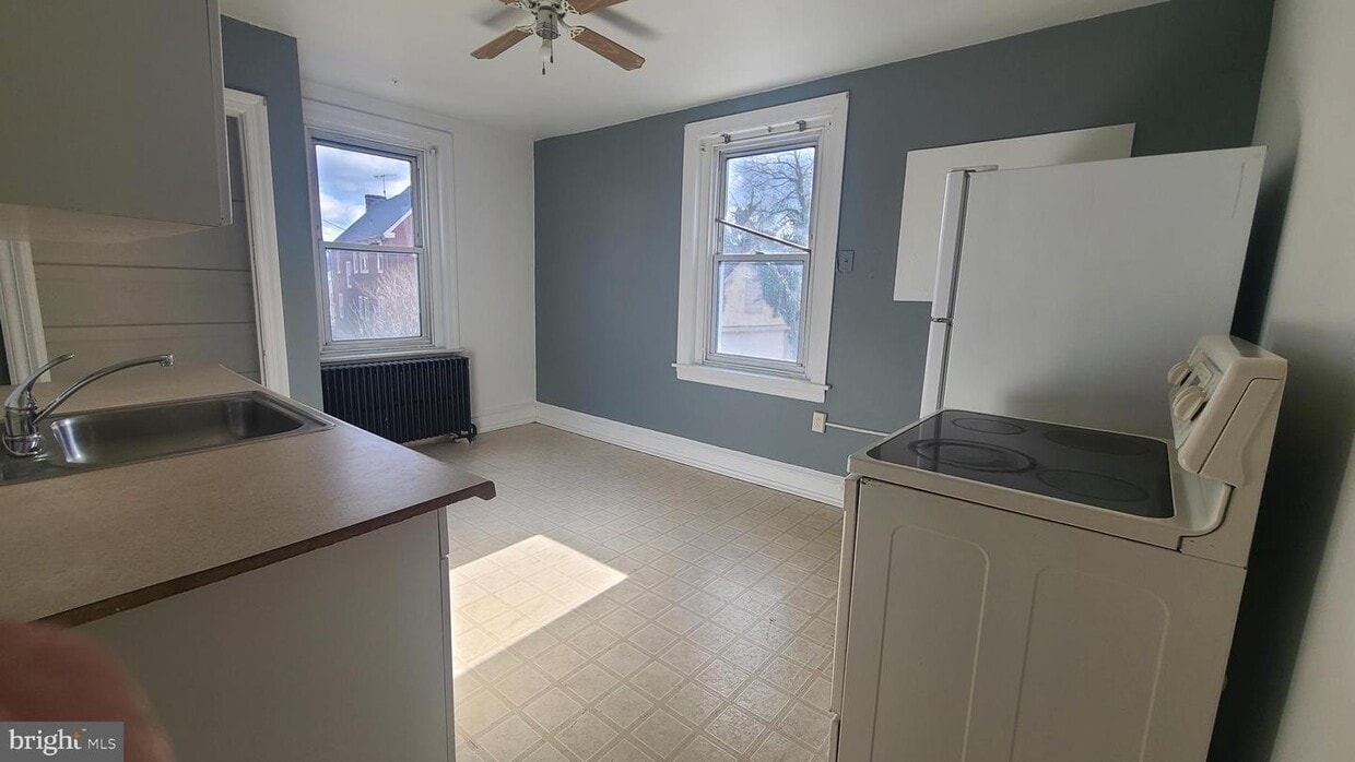 516 E Oak St Unit 2, Norristown, PA 19401 Room for Rent in Norristown