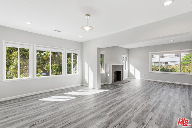 Foto del edificio - 6314 Primrose Ave