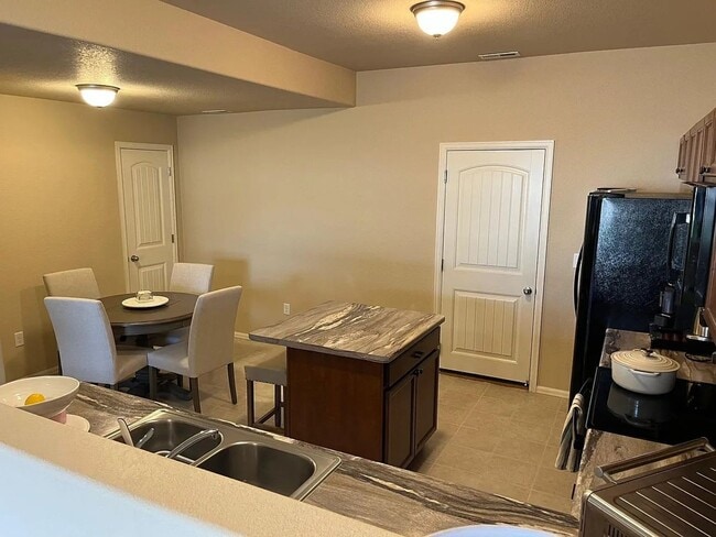 Foto del edificio - 7555 Forest Meadows Ave