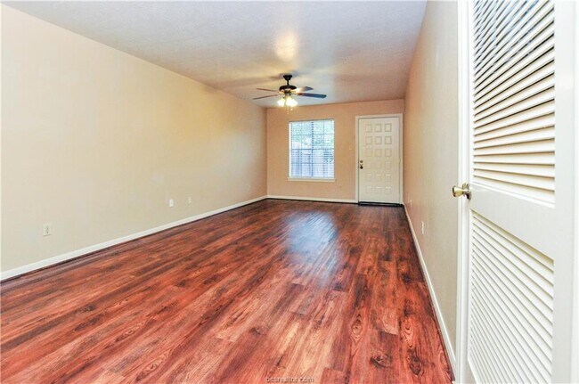 Building Photo - 1807 Woodsman Dr