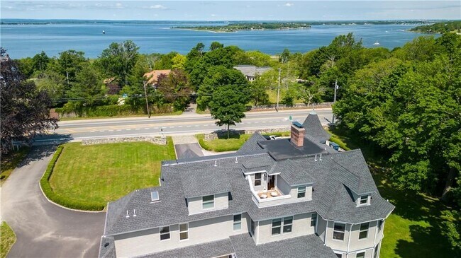 Foto del edificio - 567 Bristol Ferry Rd