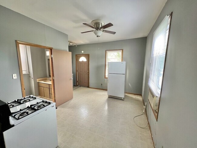 Building Photo - Spacious 1 bedroom in Bellevue!