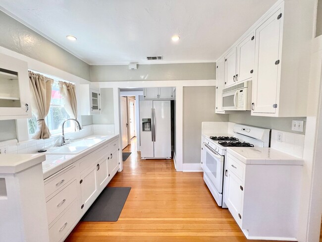 Building Photo - Charming 2BD/1BA with Hardwood Floors & Spacious Backyard Near Colorado Lagoon