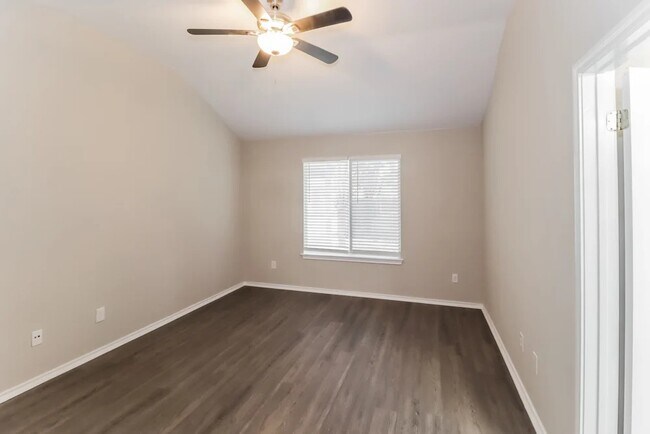 Foto del edificio - 2670 Hill Street Cove