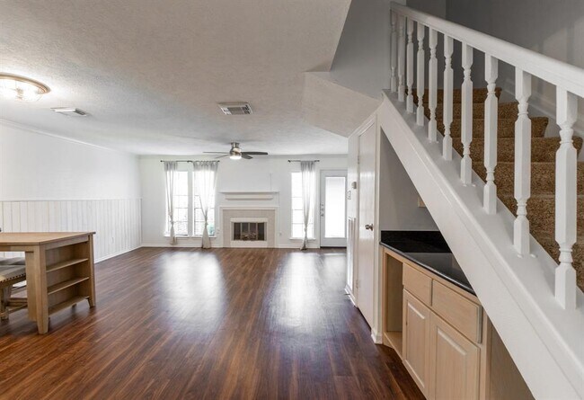 Building Photo - 17283 Saturn Ln