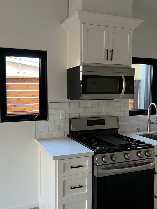 Building Photo - 732 Bond Ave