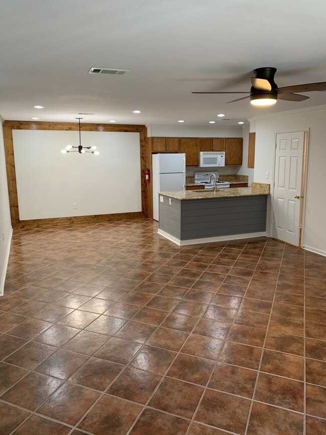 Building Photo - 2 Bedroom / 2 Bath Condo- ALL UTILITIES IN...