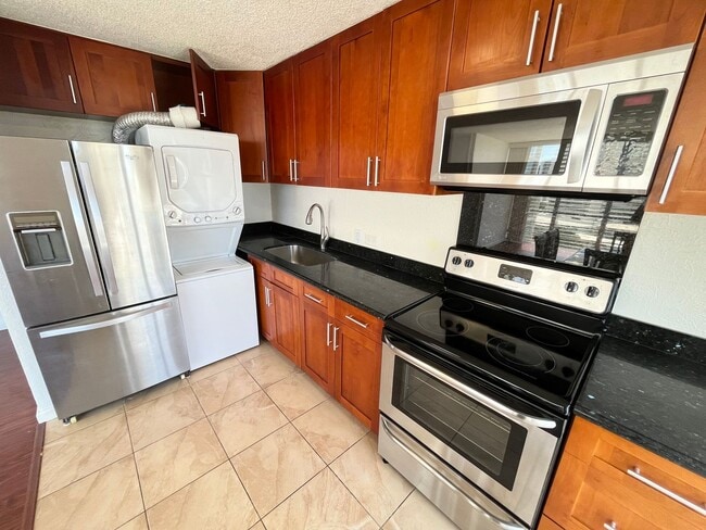 Building Photo - 1702 Kewalo St