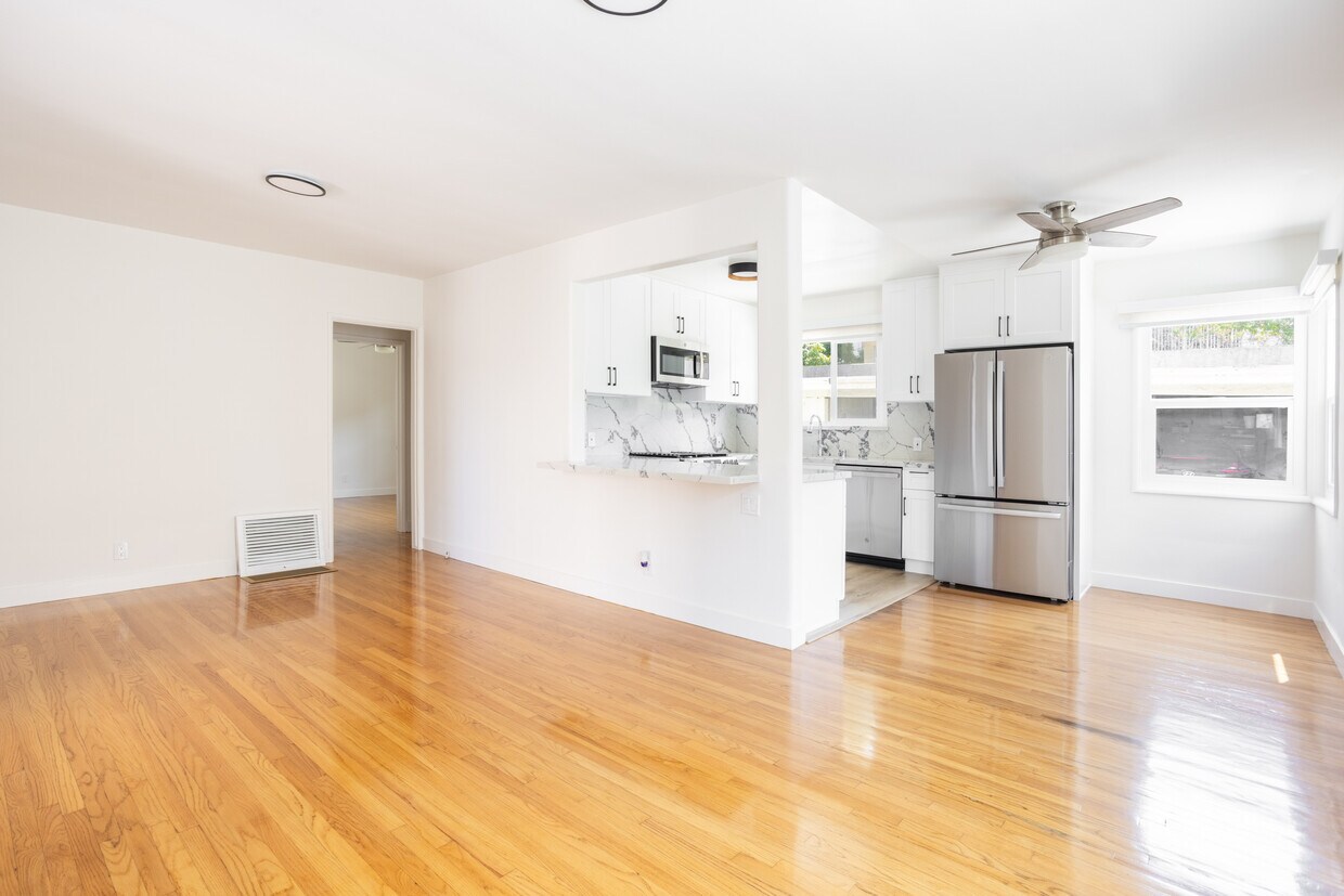 Foto principal - 728 N Edinburgh Ave