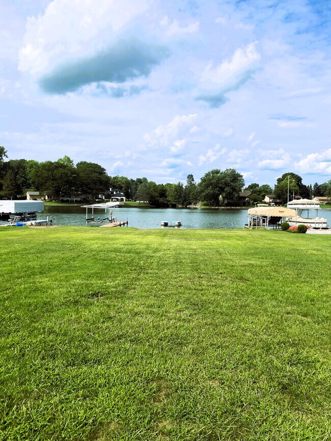 70 pies de frente al lago Duck. - 1611 Ludean Dr