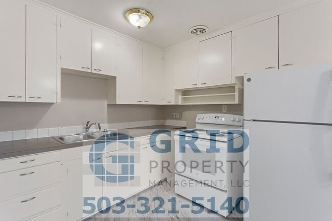 Building Photo - 3 Bedroom Home - Large Corner Lot - SE Portland!