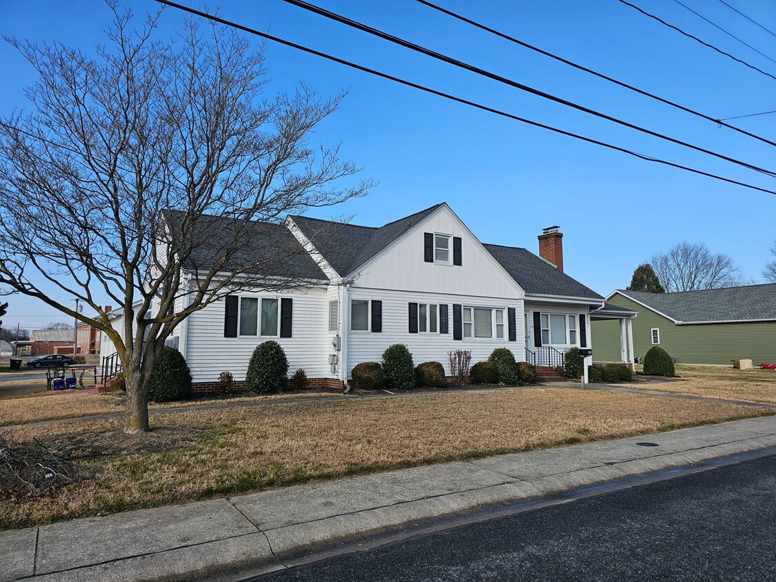 Building Photo - 616 N Washington St