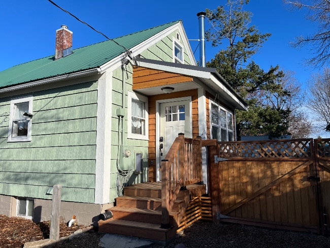 Building Photo - 1518 6th Ave W