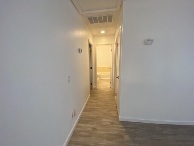 Building Photo - Modern 2 Bed, 2 Bath Condo with Prime Rive...