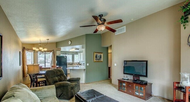 Foto del edificio - Spacious home in a fabulous location!