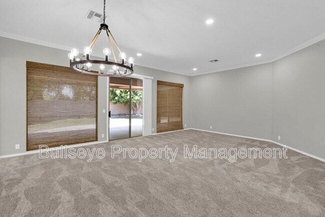 Foto del edificio - 1550 N Robin Ln