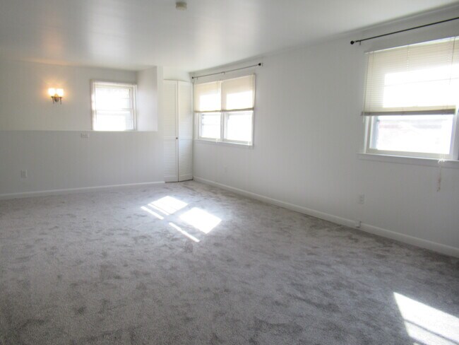 Foto del edificio - 255 Fairfield Woods Rd