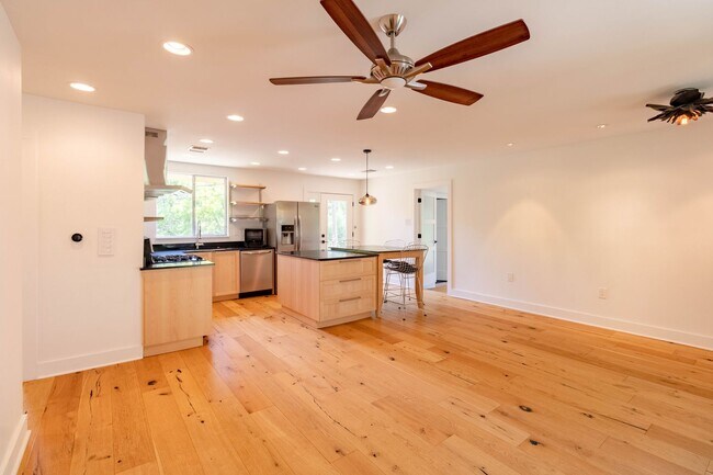 Building Photo - Beautiful 3 bedroom home minutes from Down...