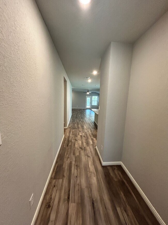 Foto del edificio - Contemporary 4-bedroom, 3-bathroom