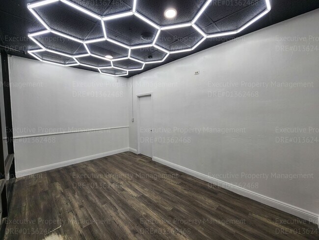 Foto del edificio - Commercial space 3 rooms, 2 storage rooms,...