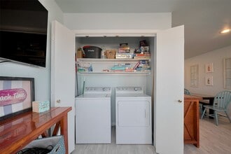 Building Photo - 510 Oyster St