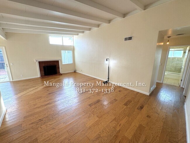 Foto del edificio - Beautiful 3-Bed, 2 Bath Mission Fields Home in Carmel-by-the-Sea with Modern Kitchen and Hardwood...