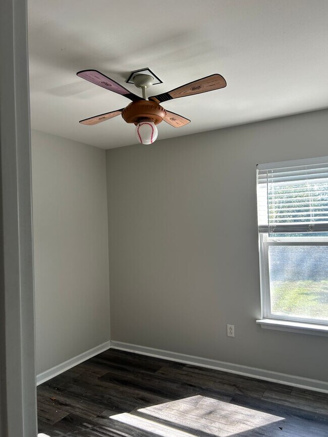 Foto del edificio - 404 Tailfeather Dr