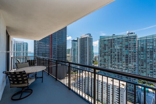 Foto del edificio - 999 SW 1st Ave