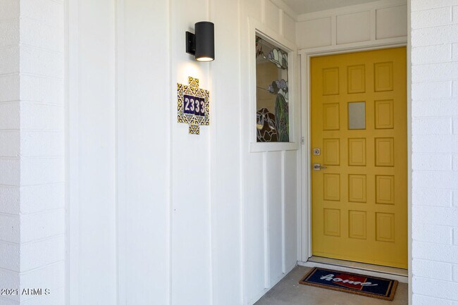 Building Photo - 2333 E Paradise Dr