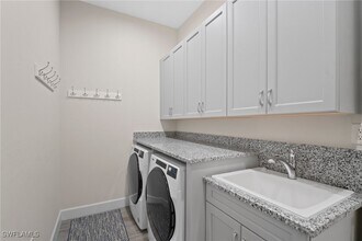 Building Photo - 6879 Saona CT