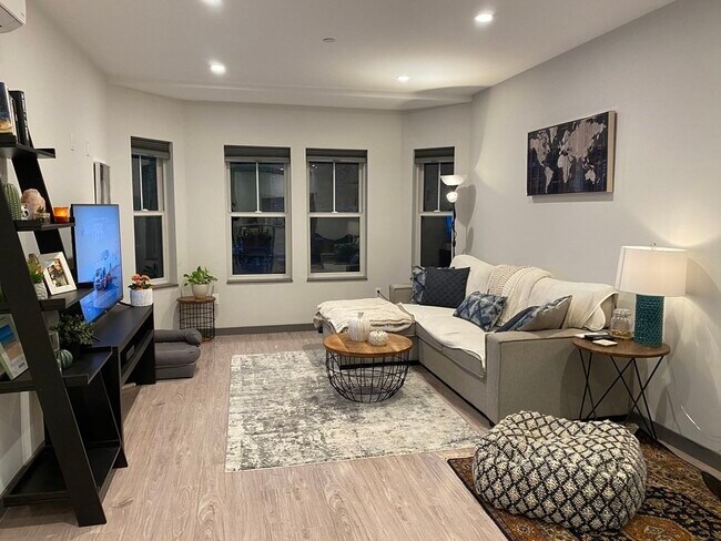 Foto del edificio - 145 Newbury Ave